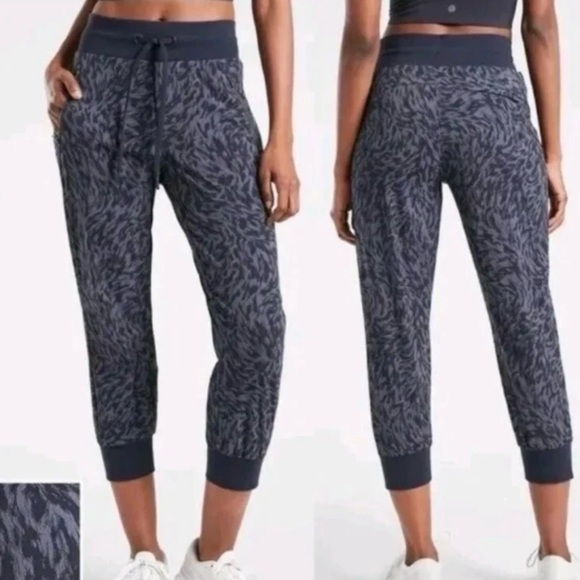 Athleta Trekkie North Printed Crop Jogger Pants Womens Sz 2P Casual Athleisure - Picture 1 of 13